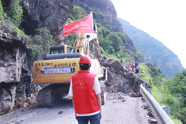 搶通“受阻道路” 守護(hù)“平安出行”